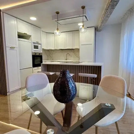 Centre 2 *
